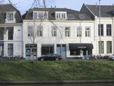 907415 Gezicht op de voorgevels van de gerenoveerde panden Wittevrouwensingel 37 (Hotel Sleep Well) - 38 te Utrecht, ...